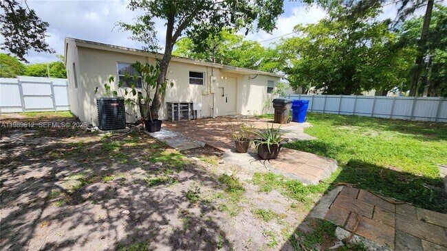 Building Photo - 841 N 69th Terrace