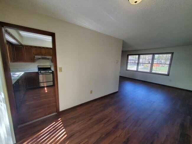 Building Photo - Spacious Derby home in Beautiful Mature Tr...