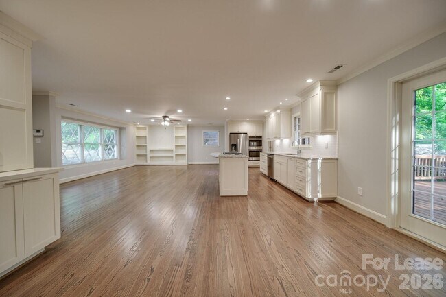 Building Photo - 6700 Castlegate Dr