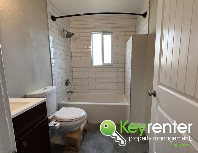 Building Photo - Tacoma Gardeners Dream 2Bed/1Bath
