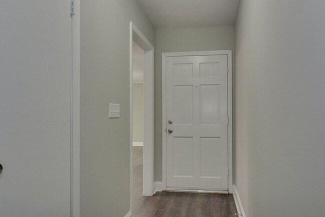 Building Photo - Updated 3 Bedroom 2 Bath off Furies Ferry!