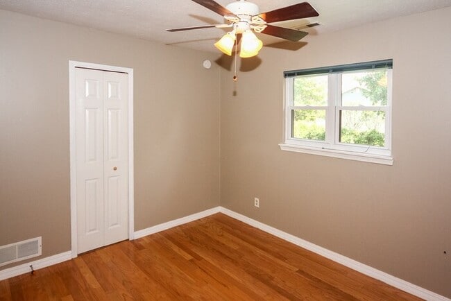 Building Photo - Brick Ranch and Fenced Yard in Decatur Twp!