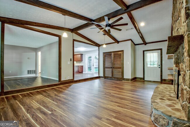 Building Photo - 11 Logwood Ln