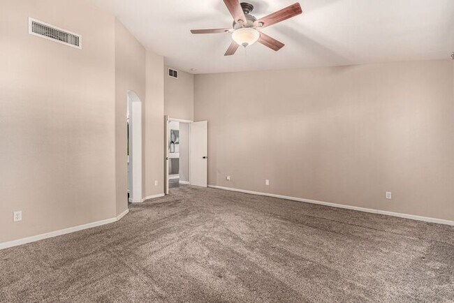 Building Photo - 3-bedroom plus bonus room with 3-car garag...