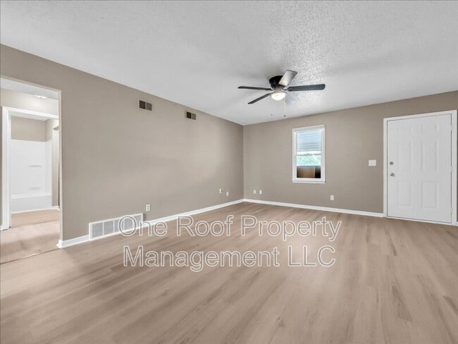 Building Photo - 1911 Chateau Dr