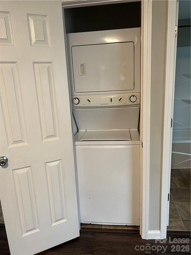 Building Photo - 720 E Pine St