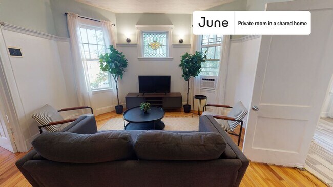 Building Photo - Room in Shared 4 bed/1 bath home in Dorchester Center