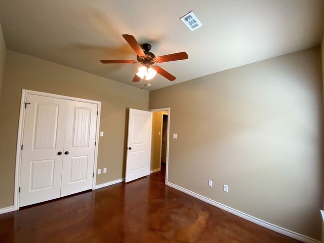 Building Photo - 4  Bedroom Single Famly Home Available Now!