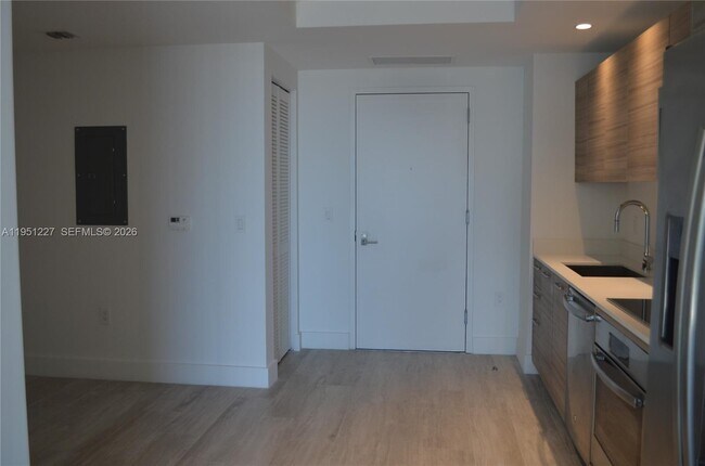 Building Photo - 121 NE 34th St