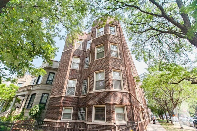 Building Photo - 1304 W Waveland Ave