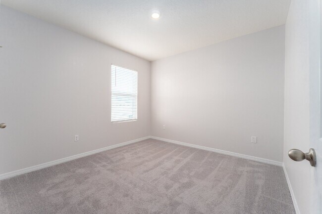 Building Photo - "Spacious 5-Bed Oasis located in SouthShore Bay!