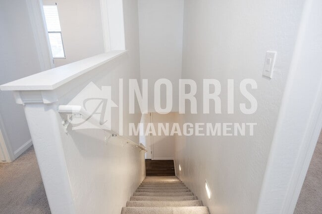 Building Photo - Beautiful Large Home Very Close to Freeway