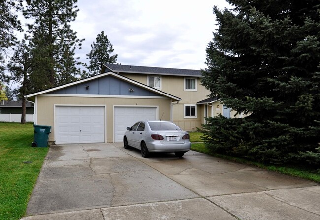 Building Photo - 2 bed 1 bath apartment (4plex building)