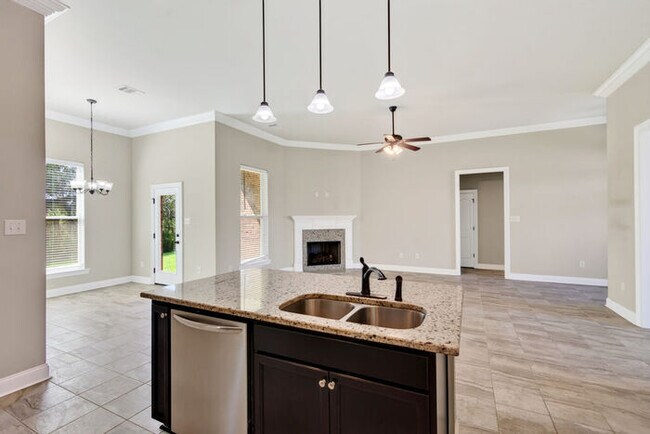 Building Photo - 15034 Belhaven St