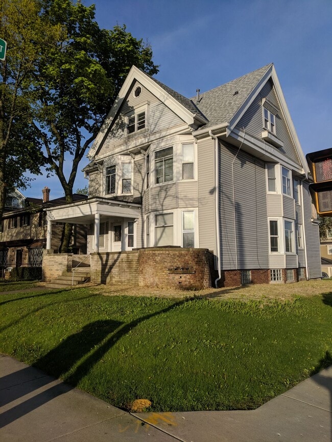 Building Photo - Downer upper house