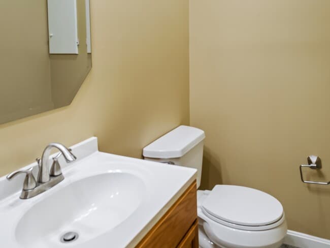 Building Photo - 672 E Lake Ln