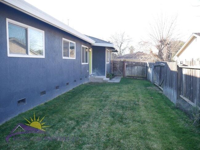 Building Photo - 2 Bed 1 Bath 827 Sq. Ft. Citrus Heights Duplex in Sunrise Estates