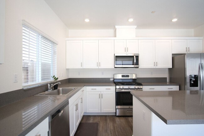 Building Photo - Move-in ready! Stunning 4-bedroom, 3-bathroom home located in the vibrant city of Manteca, CA.