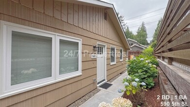 Building Photo - Remodeled 2 BD | 1 BA Duplex - First Edition Lake Oswego