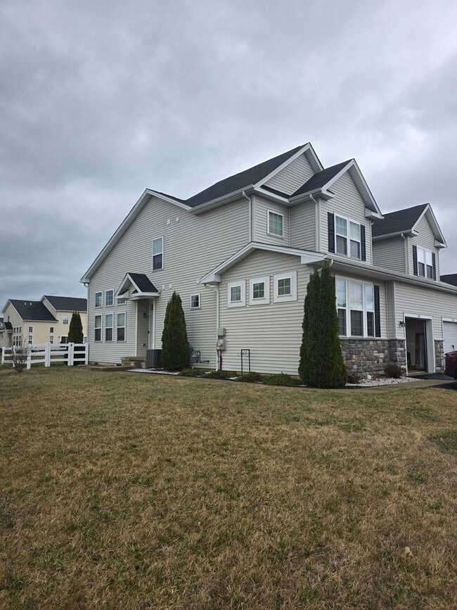 Building Photo - HYETTS CROSSING TWINHOME