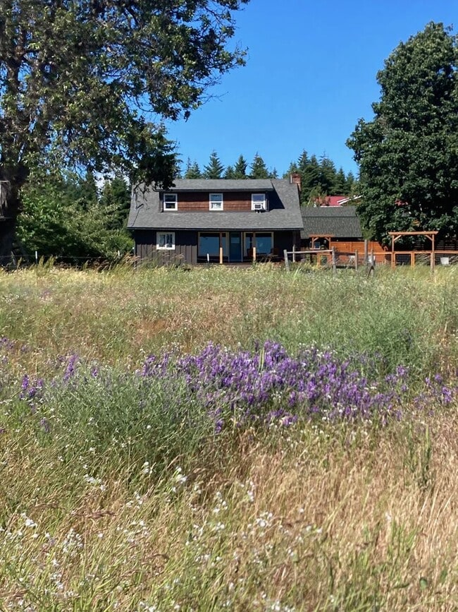 Building Photo - Charming 3 Bedroom 2 Bath home in White Sa...