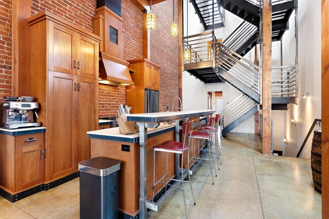 Building Photo - 657 3rd St