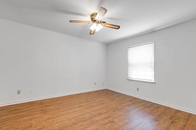 Building Photo - Charming 3 bedroom House with a Huge Yard ...
