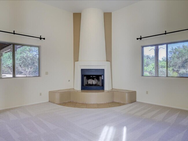 Building Photo - 4 Bedroom 4 Bathroom