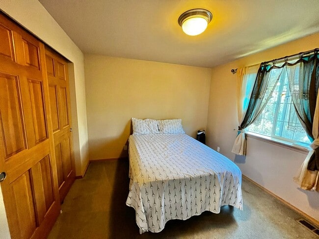 Building Photo - Peaceful Hansville Home with Plenty of Room