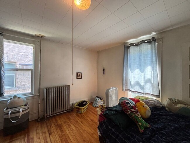 Building Photo - 2 BR/1 BA Apartment in a Great Minneapolis...