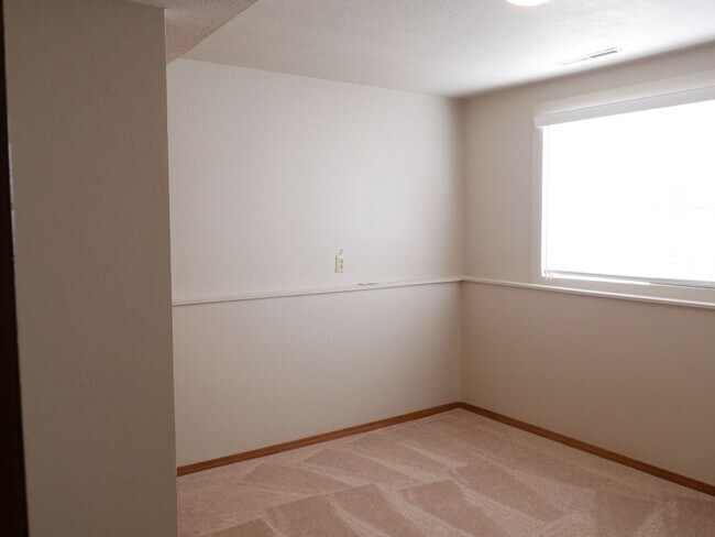 Building Photo - 4 Bed 2 Bath Home Available Now!
