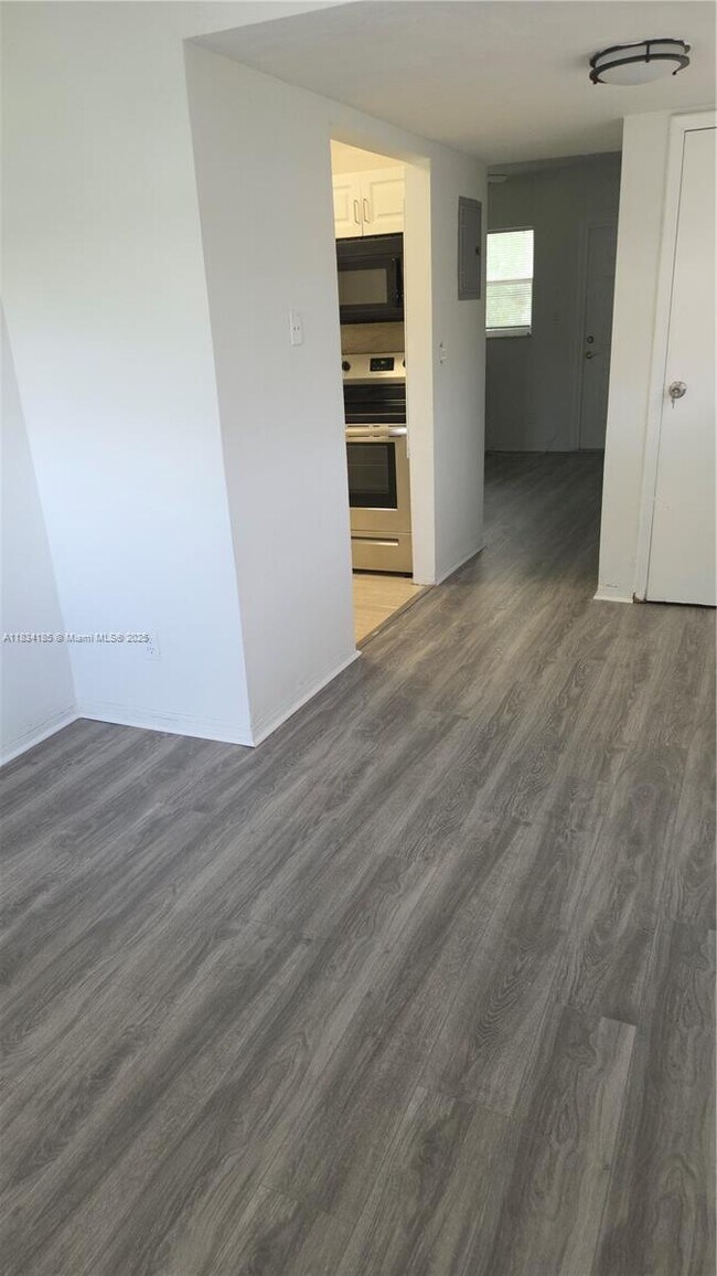 Building Photo - 502-504 Phippen Waiters Rd