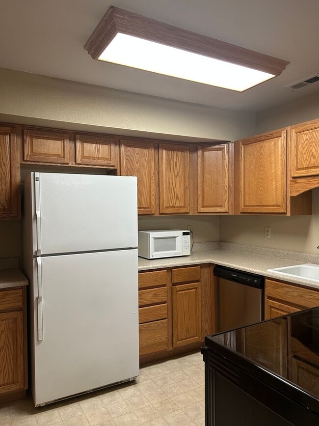 Building Photo - $1700/Mos 1 Bed 1 Bath Lower Level Condo i...