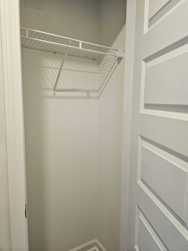 Building Photo - 112 Labrador Ln