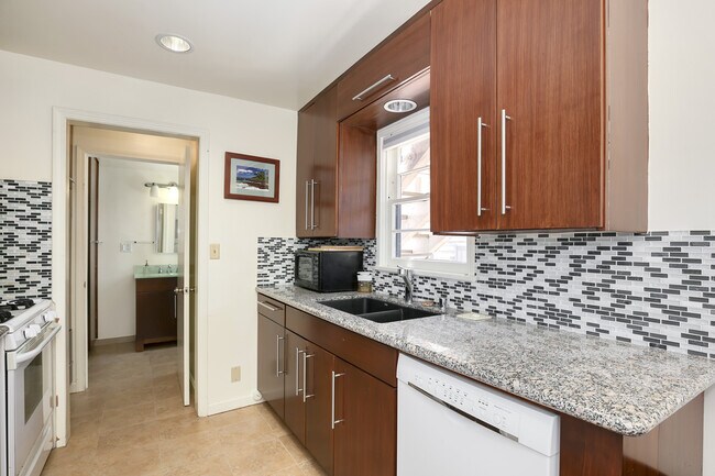 Building Photo - 908 8th St