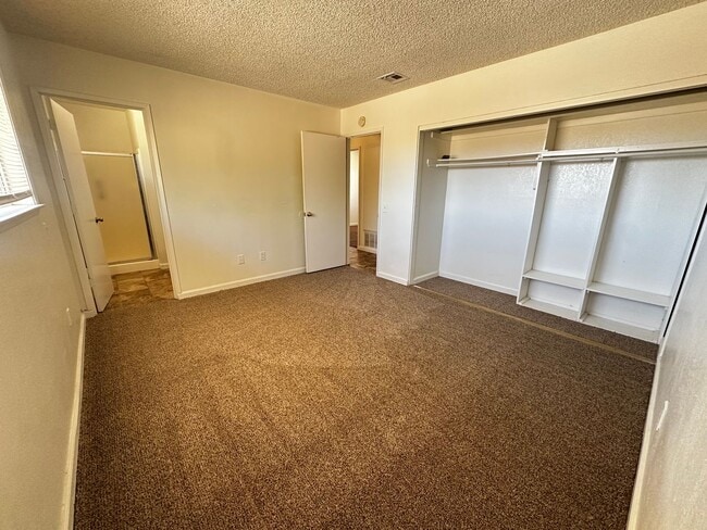 Building Photo - 71960 Sunnyslope Dr