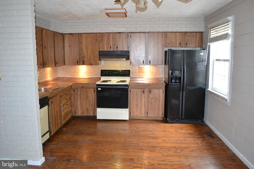 Kitchen - 302 Hometown Way