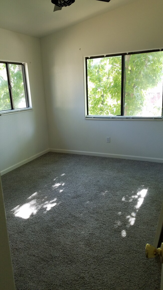 Bedroom 2 - 260 W Jefferson Ave