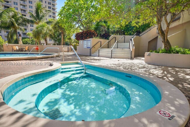 Building Photo - 520 Brickell Key Dr