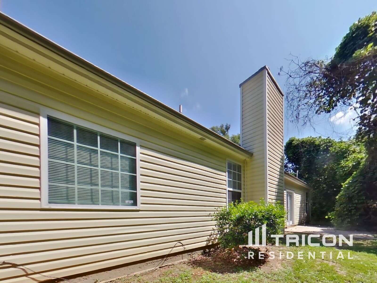 Building Photo - 5746 Lakeside Dr