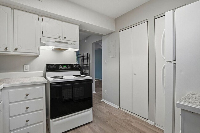 Building Photo - MINUTES to UNC!! 2 Bed 2.5 Bath Townhome - FURNISHED!  $500 Move in Incentive!