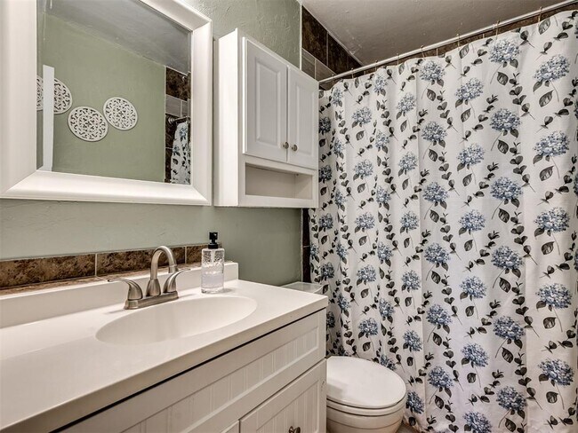 Building Photo - 211 W Dale St