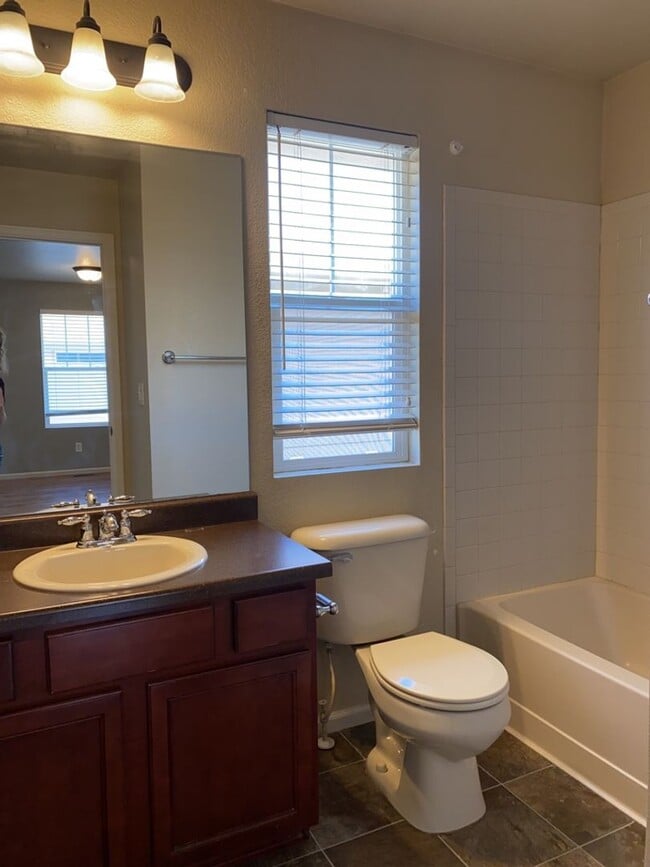 Building Photo - Beautiful 2-Story home near Ft Collins Country Club with easy access to I-25.