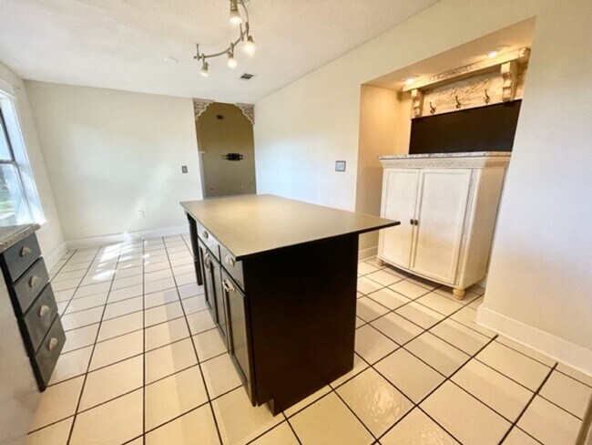 Building Photo - Nice 3 Bedroom Home For Rent - Yard Service Included!