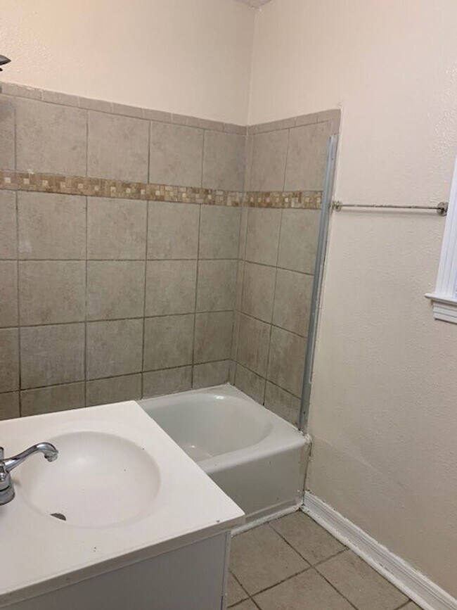 Building Photo - 3 Bedroom House on Kyle St, Available NOW!