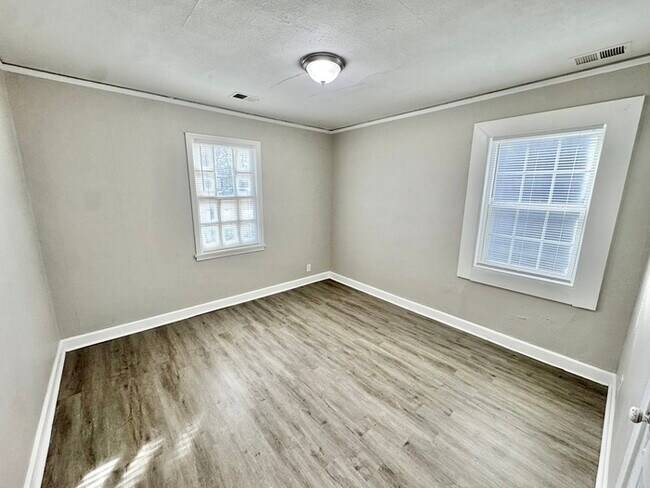 Building Photo - 3472 Hadley Rd