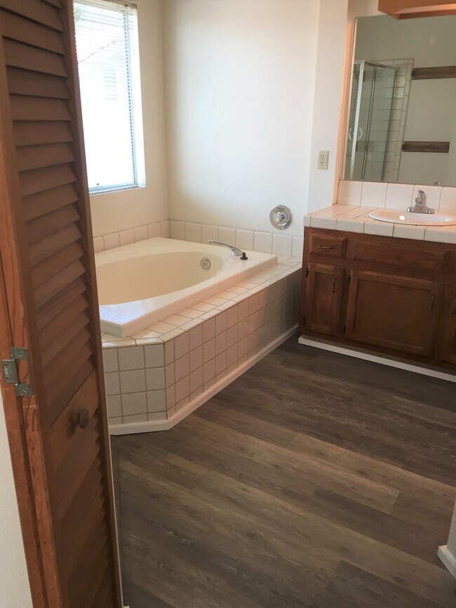 Building Photo - 2 story 3 bed in Northwest Bakersfield wit...
