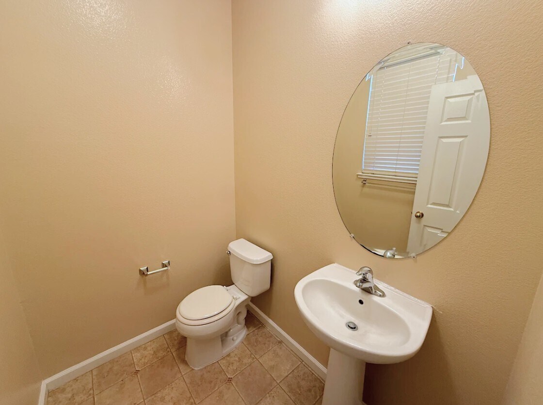 Building Photo - 405 Hearst Dr