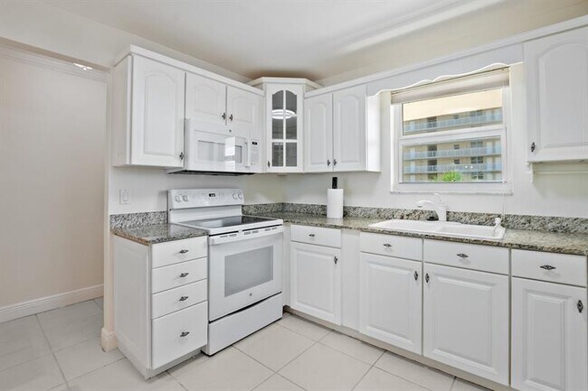 Building Photo - 1051 Hillsboro Mile