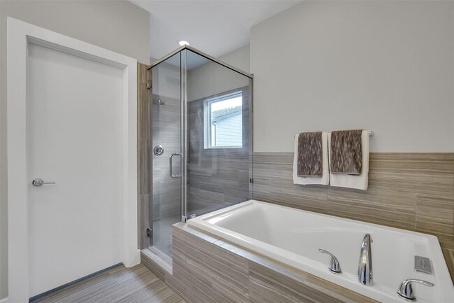 Building Photo - Stunning Like New Townhome Close to Med Center!